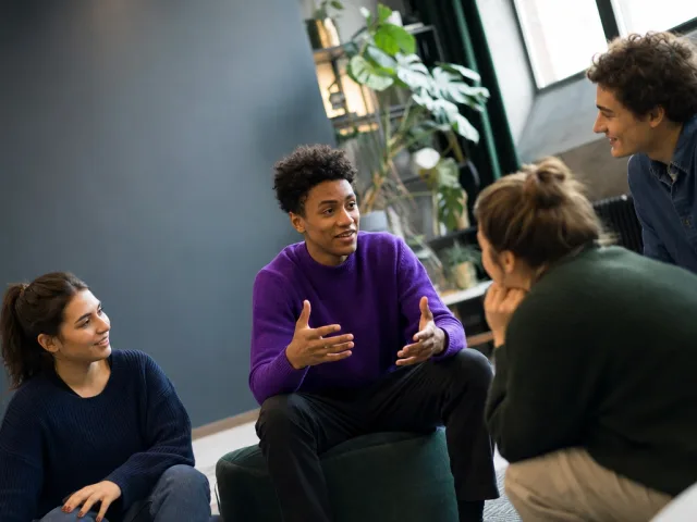 Estudantes praticando comunicação em atividade em grupo